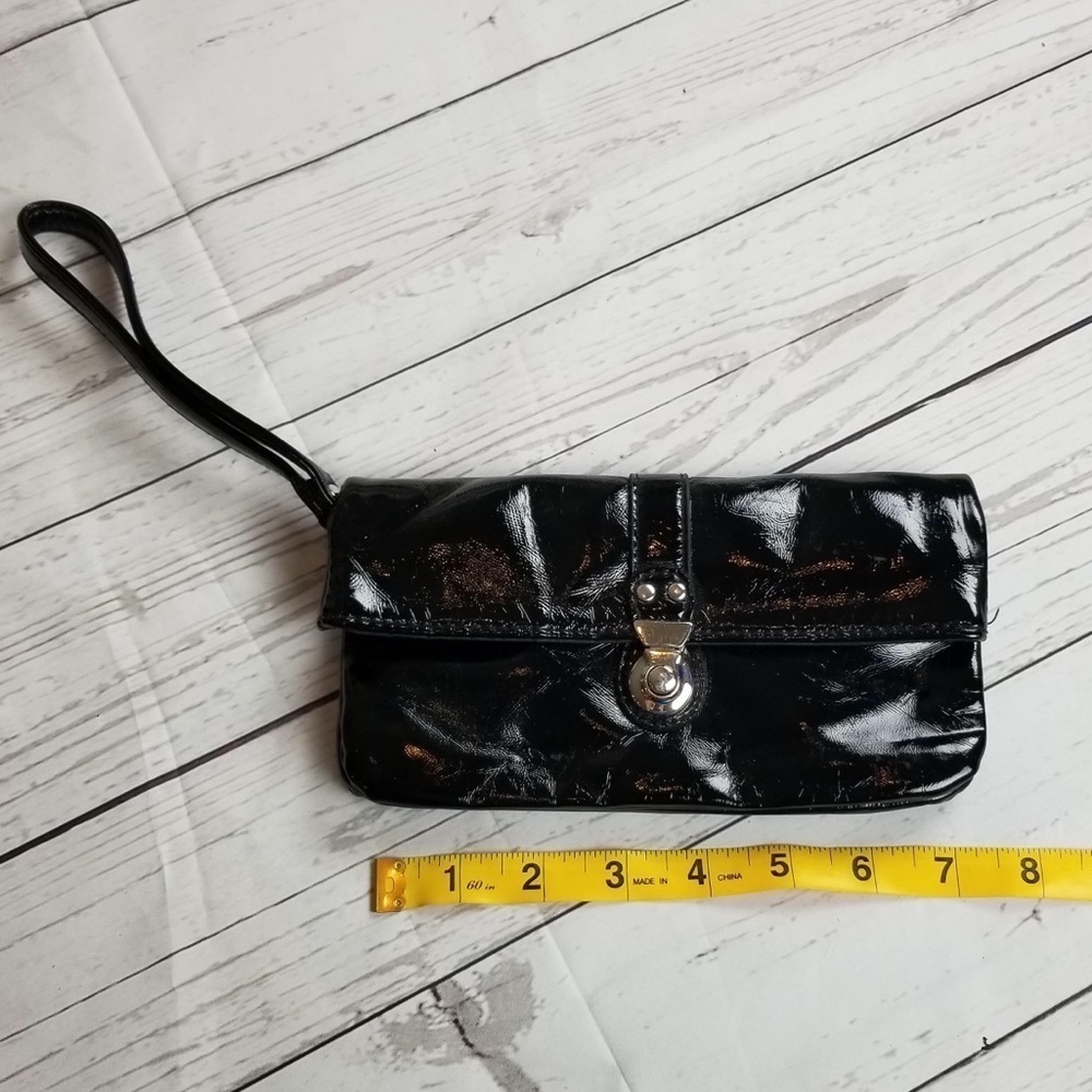𝅺BLACK patent leather wristlet